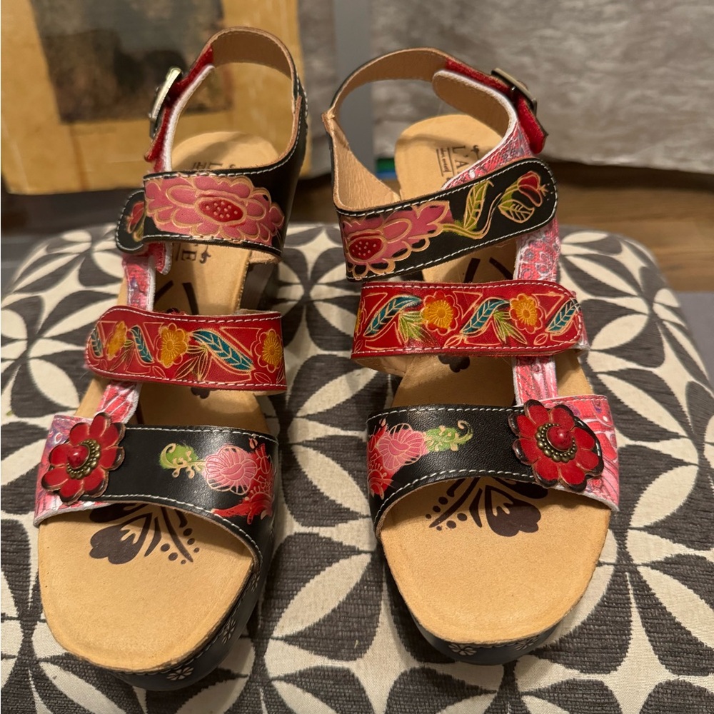 Gorgeous L’Artiste Leather Wedge Sandals with Back Strap